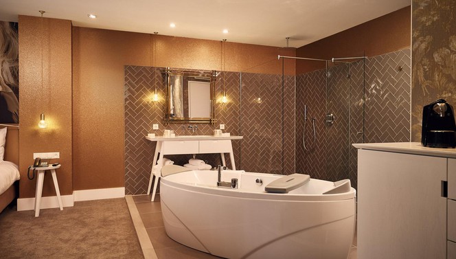 Champagne Suite Hotel Breukelen bathroom bath shower luxe